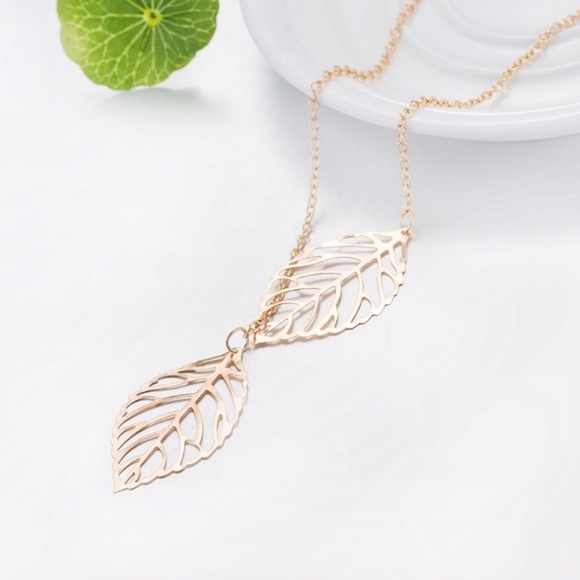 Double Leaf Delicate 🍃 Gold Necklace - Picture 4 of 8